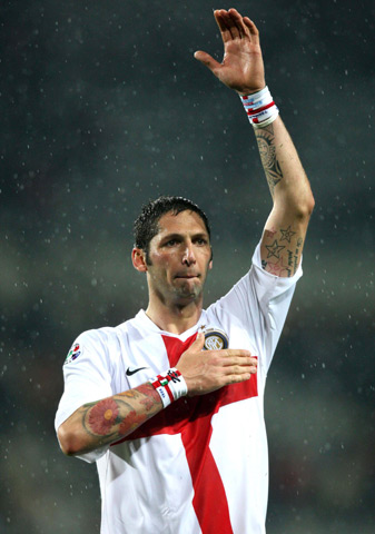 英超官方宣布裁判新规，新科技判罚引争议（英超出台裁判新规，高科技介入判罚引发热议）