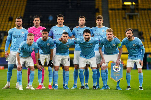 秀西班牙语，弗里克和记者开玩笑：搞什么，你们这些混蛋？（弗里克秀西班牙语与记者打趣：你们这是搞什么，伙计们？）