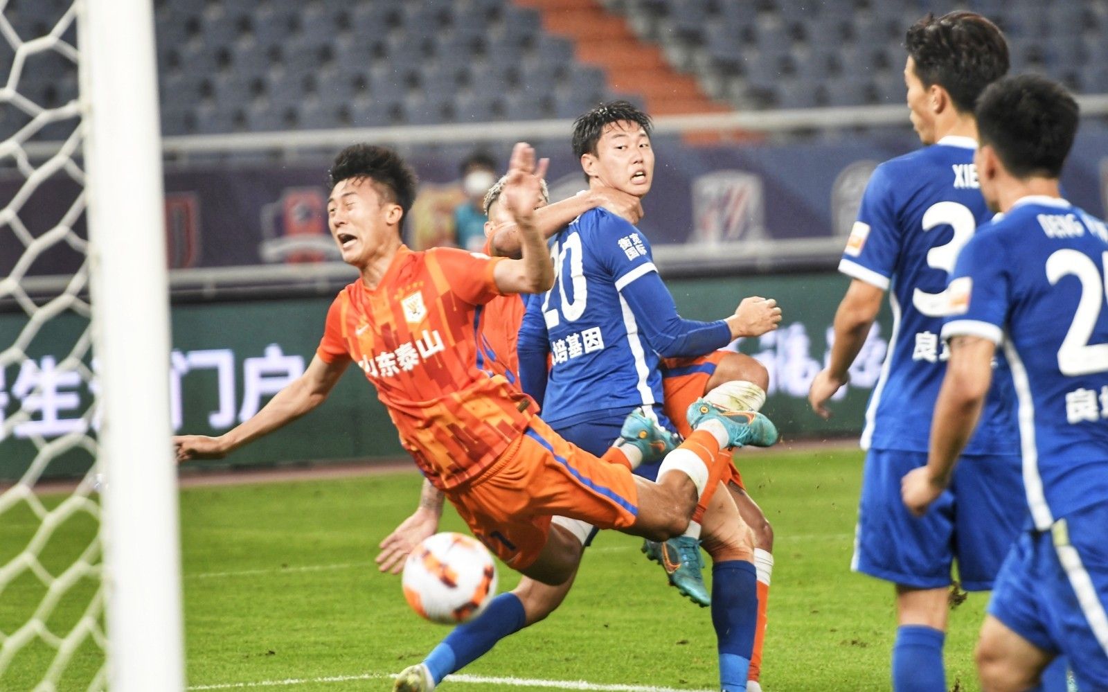 最近阿隆索的帅位岌岌可危，斯洛特也面临战绩不佳的...（阿隆索帅位告急，斯洛特亦因战绩低迷承压）