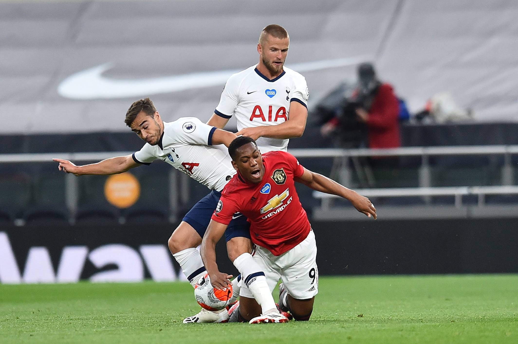 每体：7500名巴萨球迷未能顺利入场观赛，副主席福特出面道歉（巴萨7500名球迷入场受阻，副主席福特公开致歉）