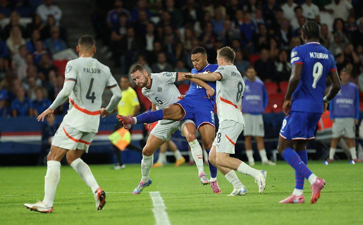 德佬：那不勒斯比去年更强；我喜欢意大利诺这样的教练（德劳伦蒂斯：那不勒斯比上赛季更强，我欣赏意大利诺这种类型的主帅）