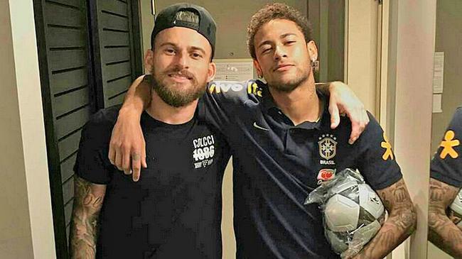 詹姆斯篮下强打稳定胜局（詹姆斯内线强攻锁定胜利）