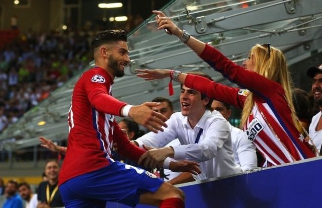 麦卡利斯特：我们站在球队这边，希望萨拉赫能够尽快归来（麦卡利斯特：支持全队，盼萨拉赫早日回归）