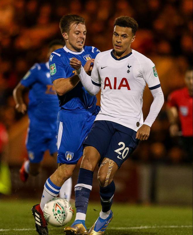 张琳艳赛后和凯莉交换球衣，后者直接把中国队球衣穿在身上（赛后张琳艳与凯莉互换球衣，凯莉当场披上中国队战袍）