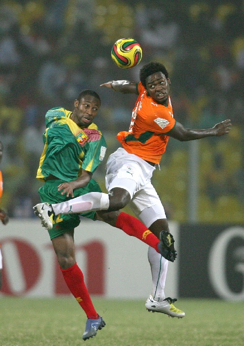 53岁齐达内上海街头踢毽子，与大妈迅速融入展现高球商风采（53岁齐达内现身上海街头踢毽子，与大妈打成一片尽显高球商）