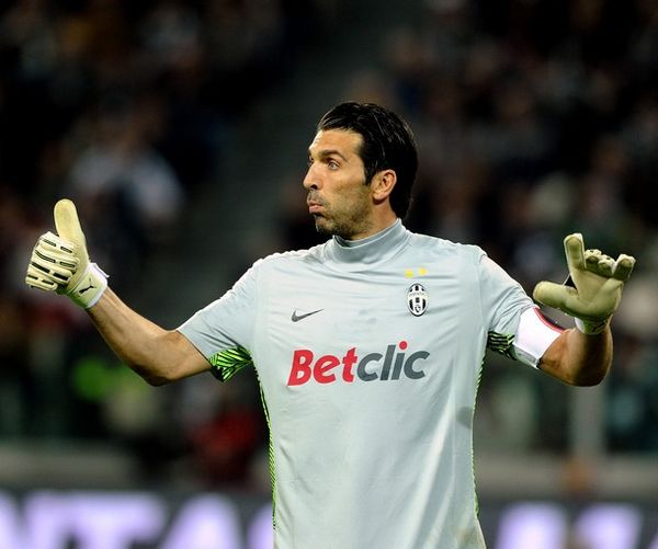 国脚助攻完成制胜球，球迷沸腾（国脚妙传造就制胜一球，球迷沸腾）