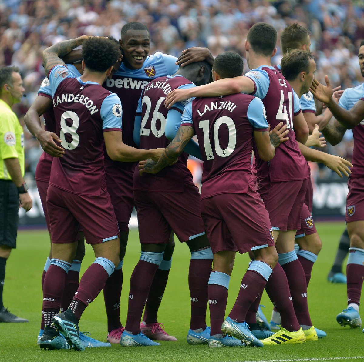 仅相隔3年，菲利佩以球员和主帅身份代表弗拉门戈两夺解放者杯（三年内，菲利佩先球员后主帅，携弗拉门戈两度称雄解放者杯）