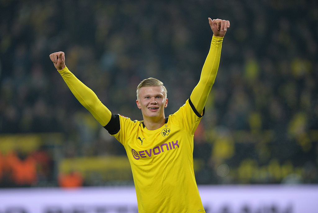 艾顿是湖人队史首位100%命中率0失误且砍两双的首发球员（艾顿成湖人队史首位先发，100%命中零失误豪取两双）